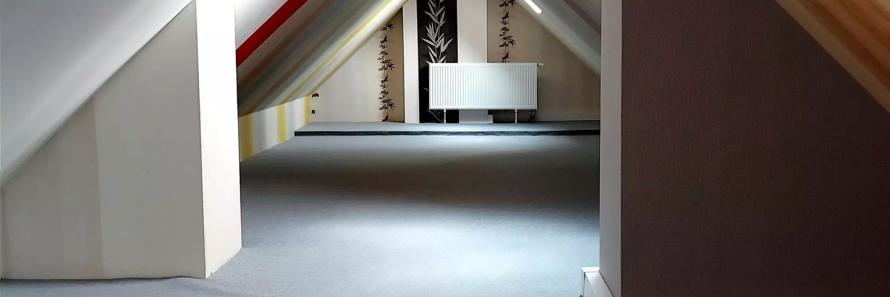 Blick in das Zimmer Dachboden
